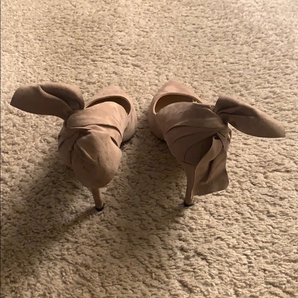 Kelly and Katie tan suede heels with bows on back. - Picture 2 of 5